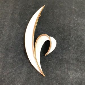 Trifari pin in white and gold